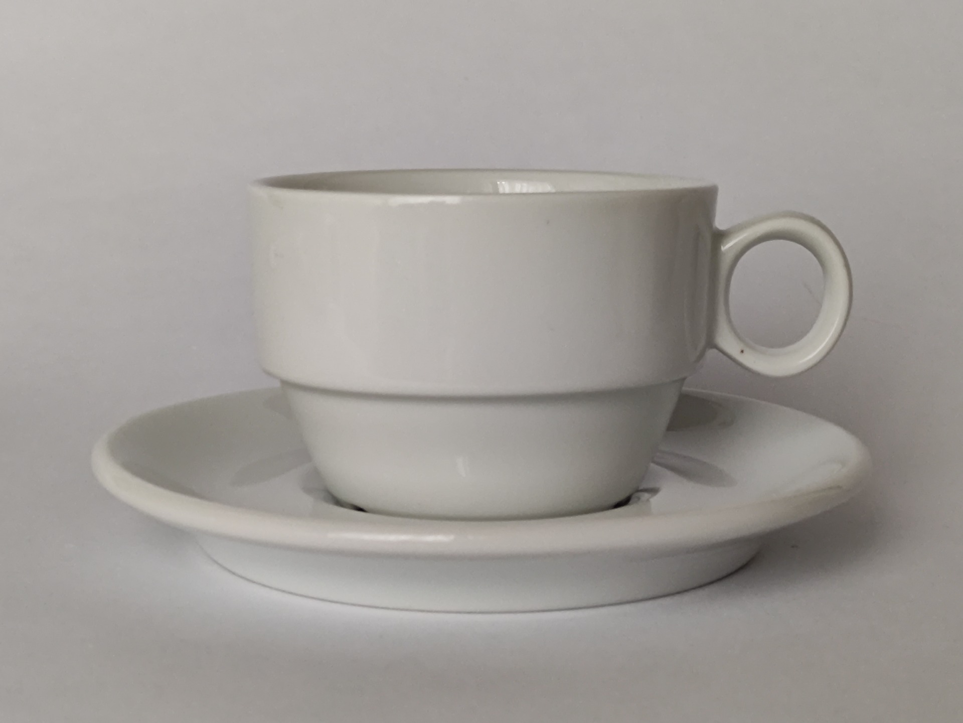 Čistě bílý menší šálek, Dvory