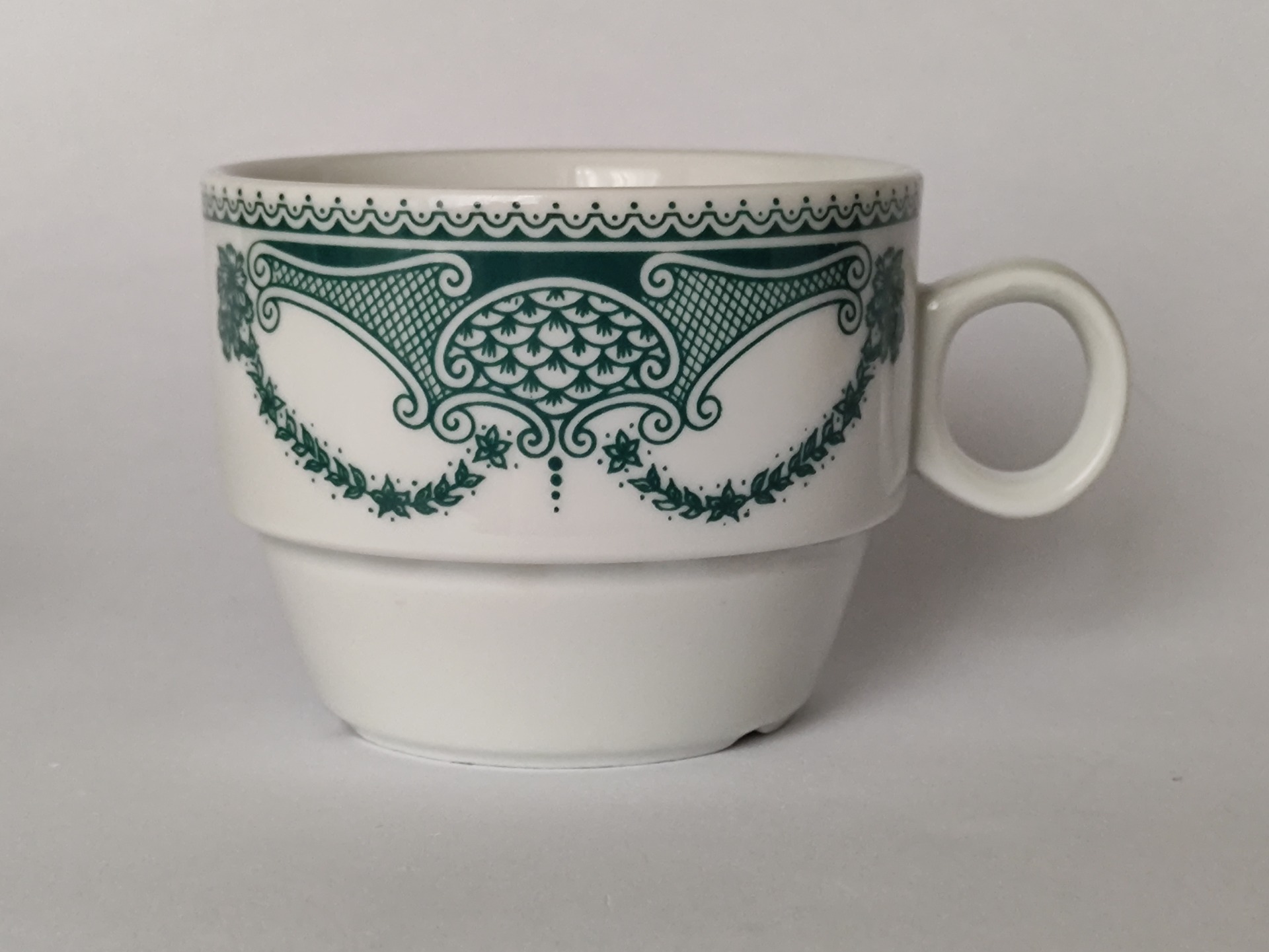 Šálek s tmavě zeleným vzorem, Dvory