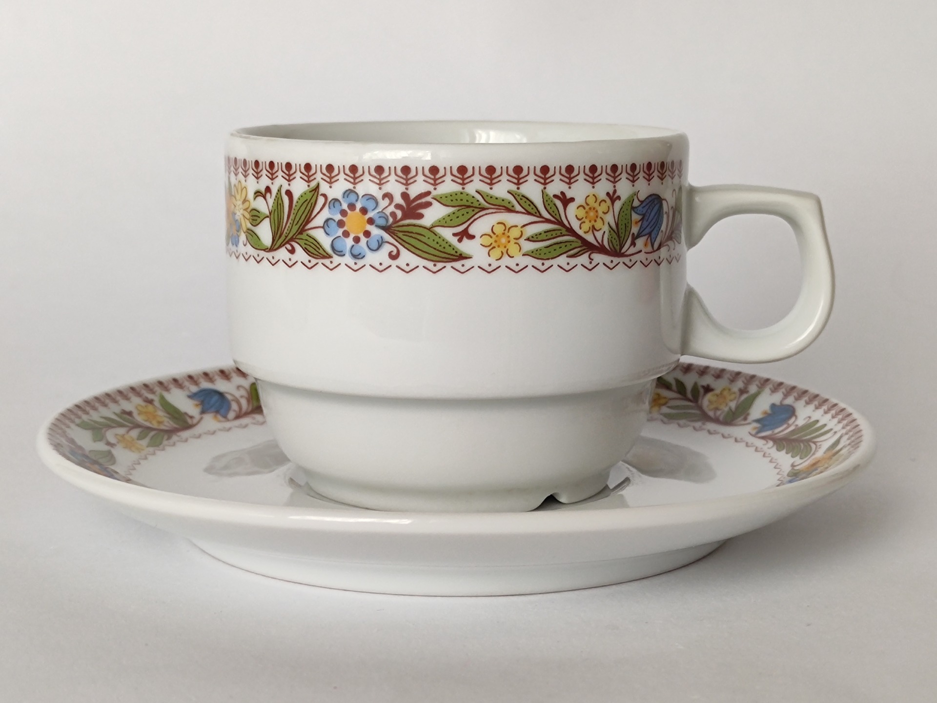 Šálek s květinovým pruhem, Dvory