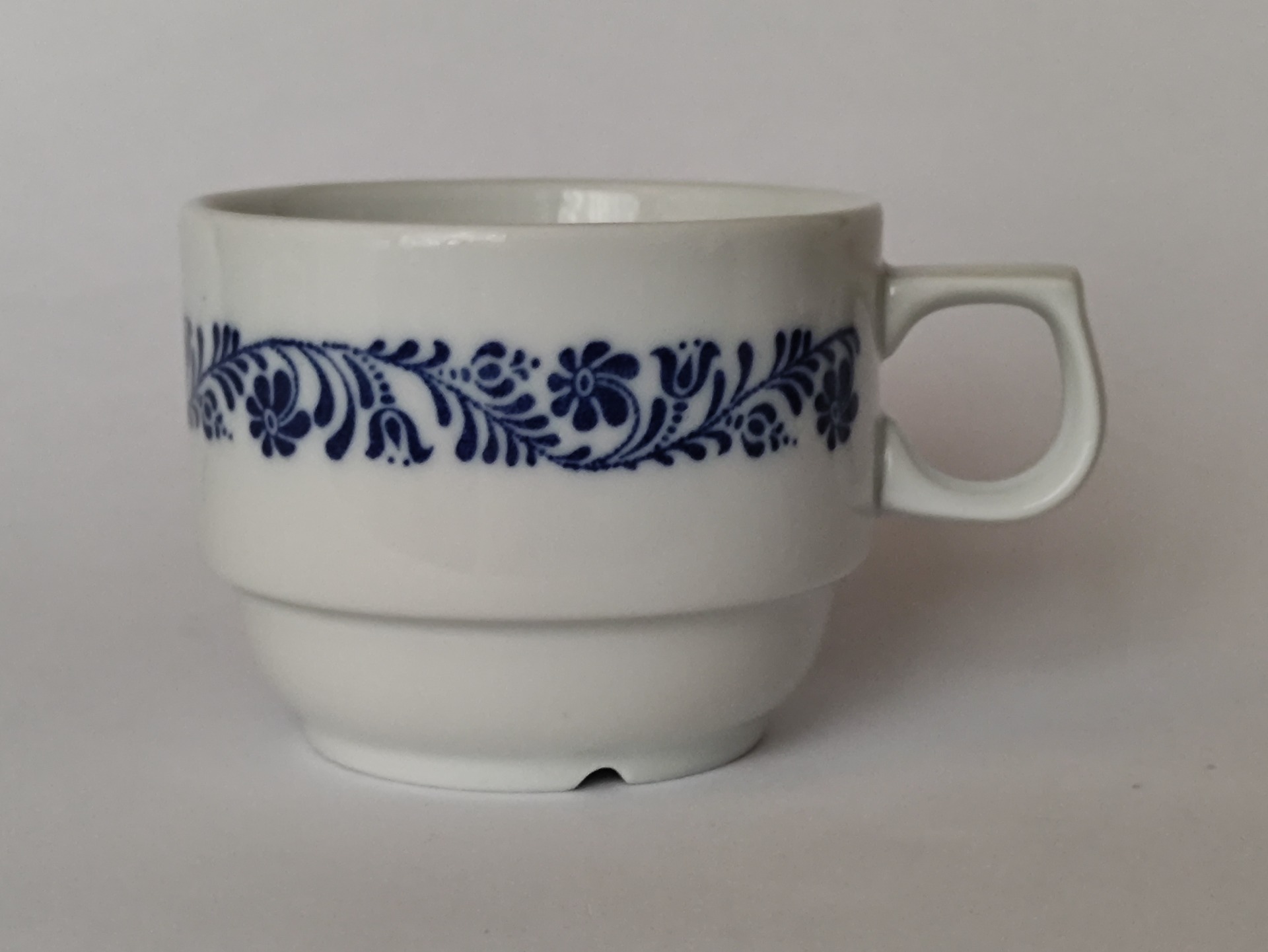 Šálek s modrým květinovým proužkem, Dvory