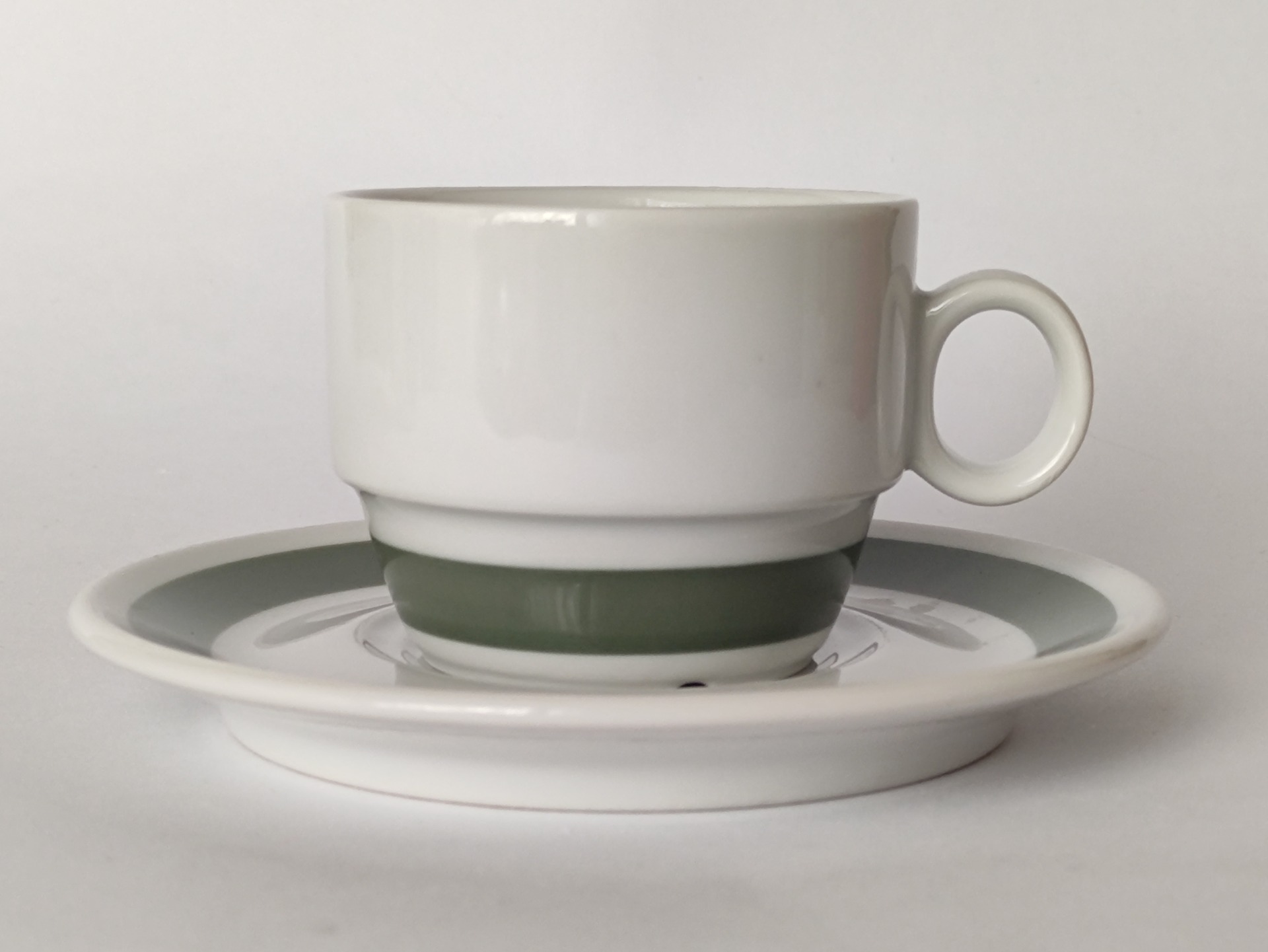 Šálek s podšálkem se zeleným pruhem, Dvory