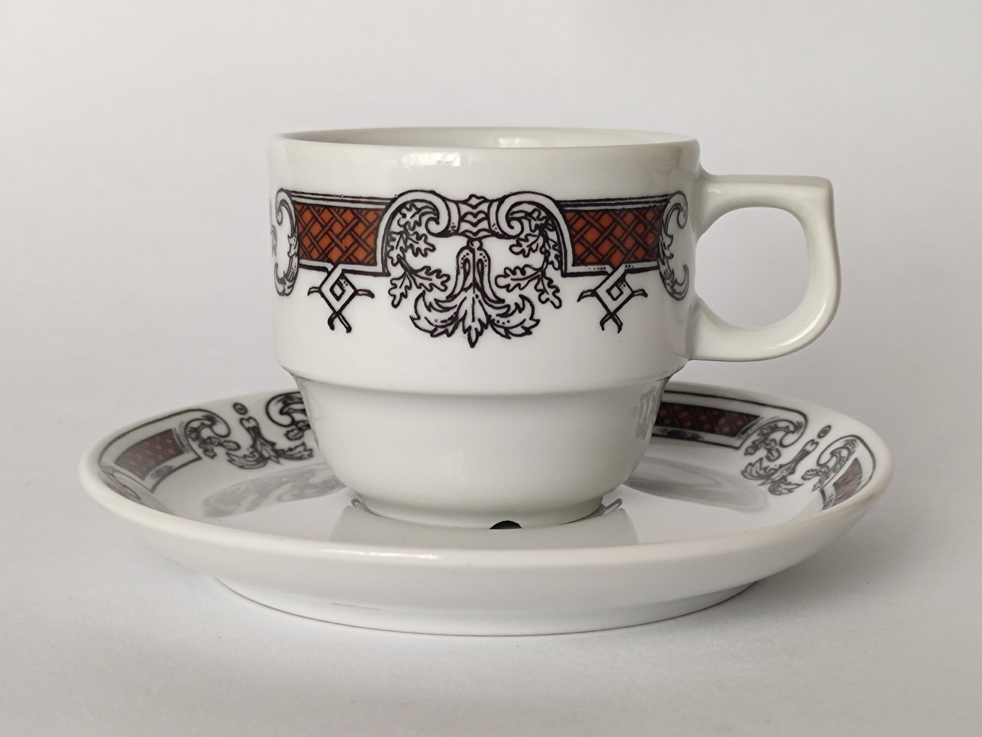 Malý šálek s černohnědým dekorem, Dvory