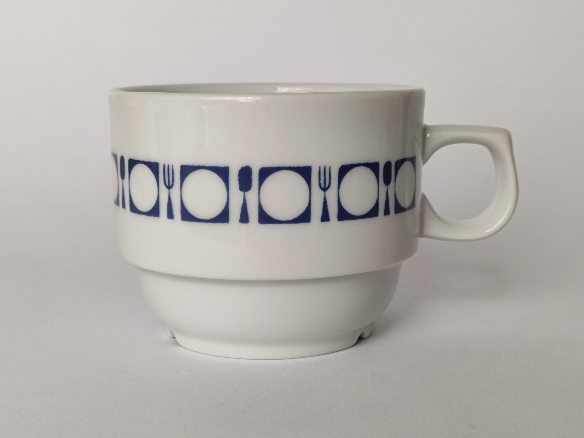 Retro šálek z restaurace, Dvory