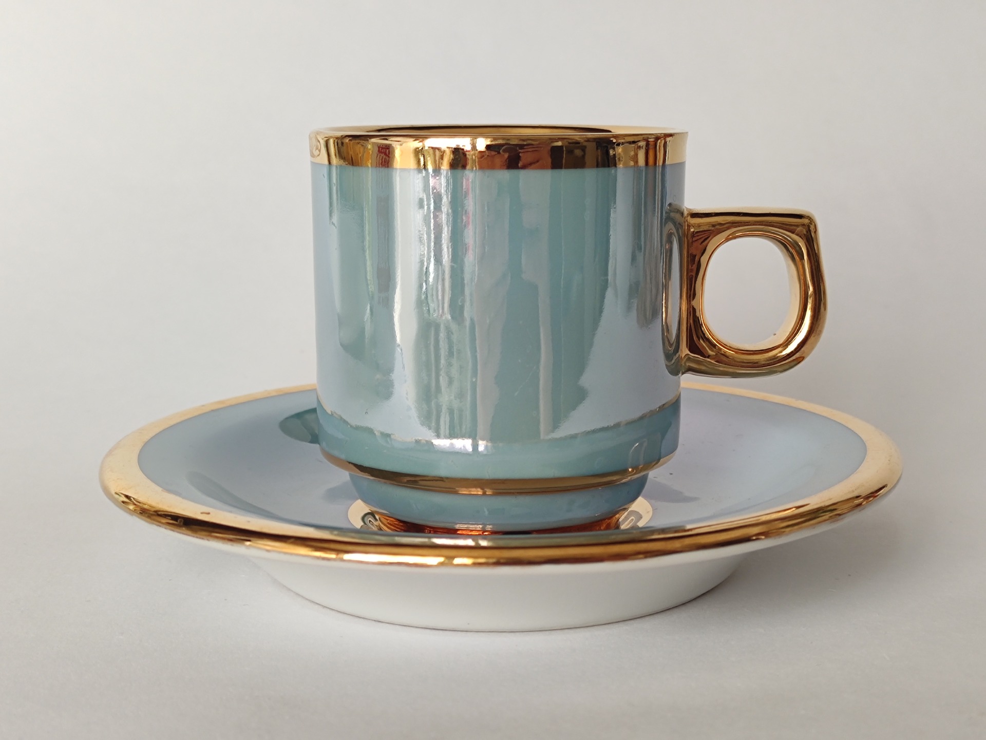 Perleťově modrý šálek s podšálkem, Dvory