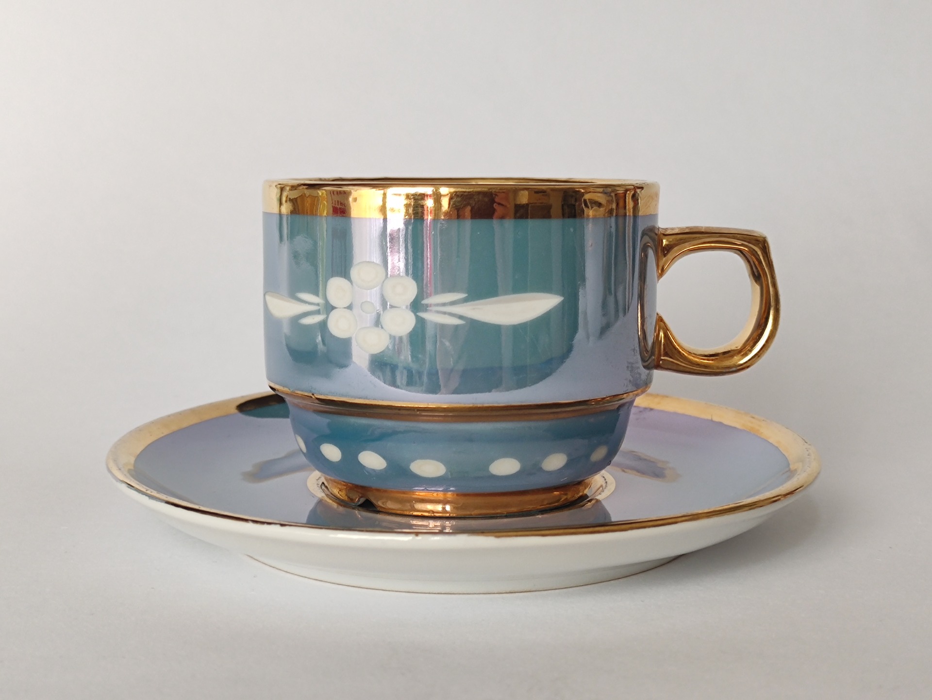 Perleťově modrý šálek s kvítky, Dvory