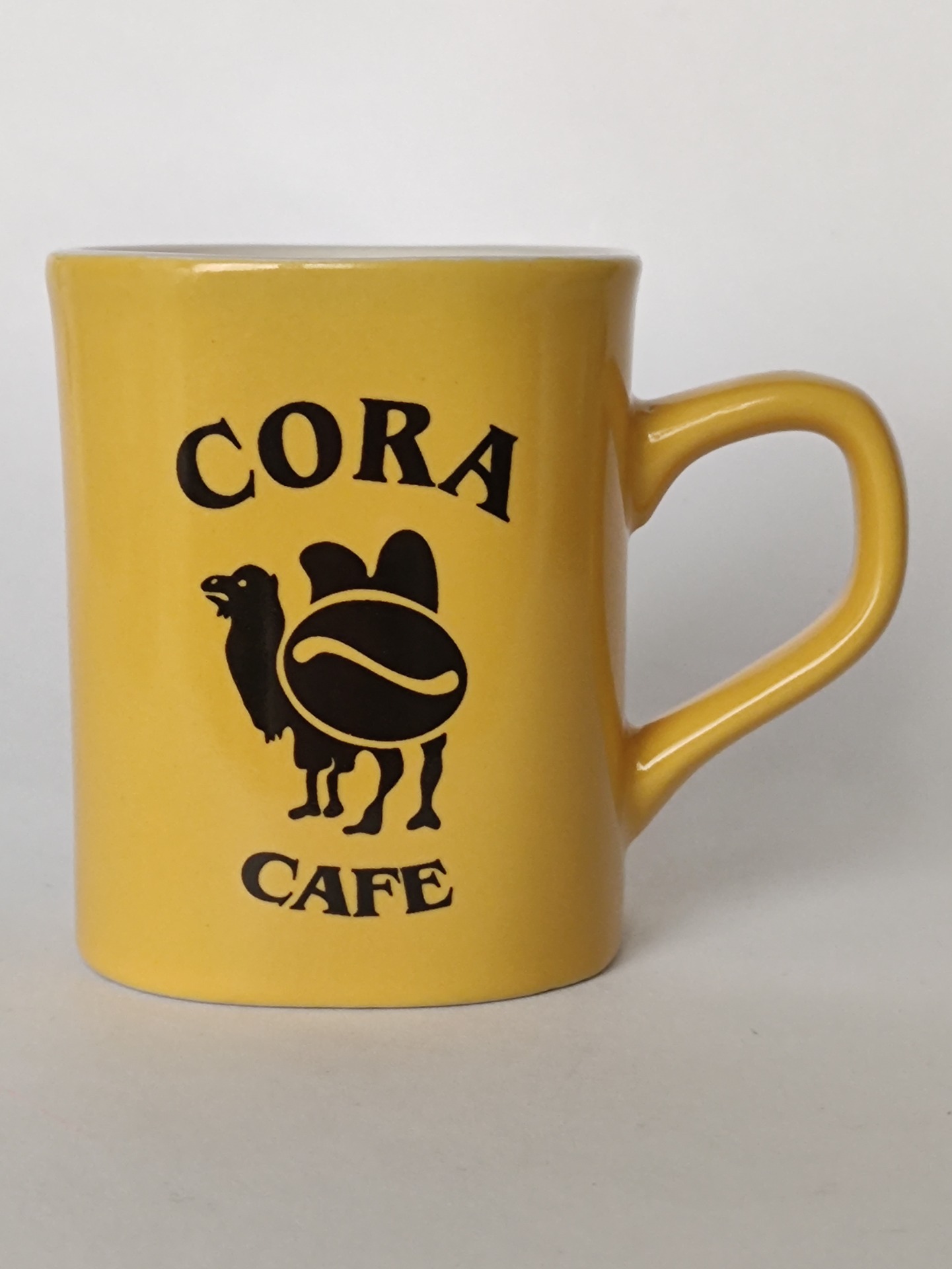Reklamní hrnek s velbloudem, Cora Cafe
