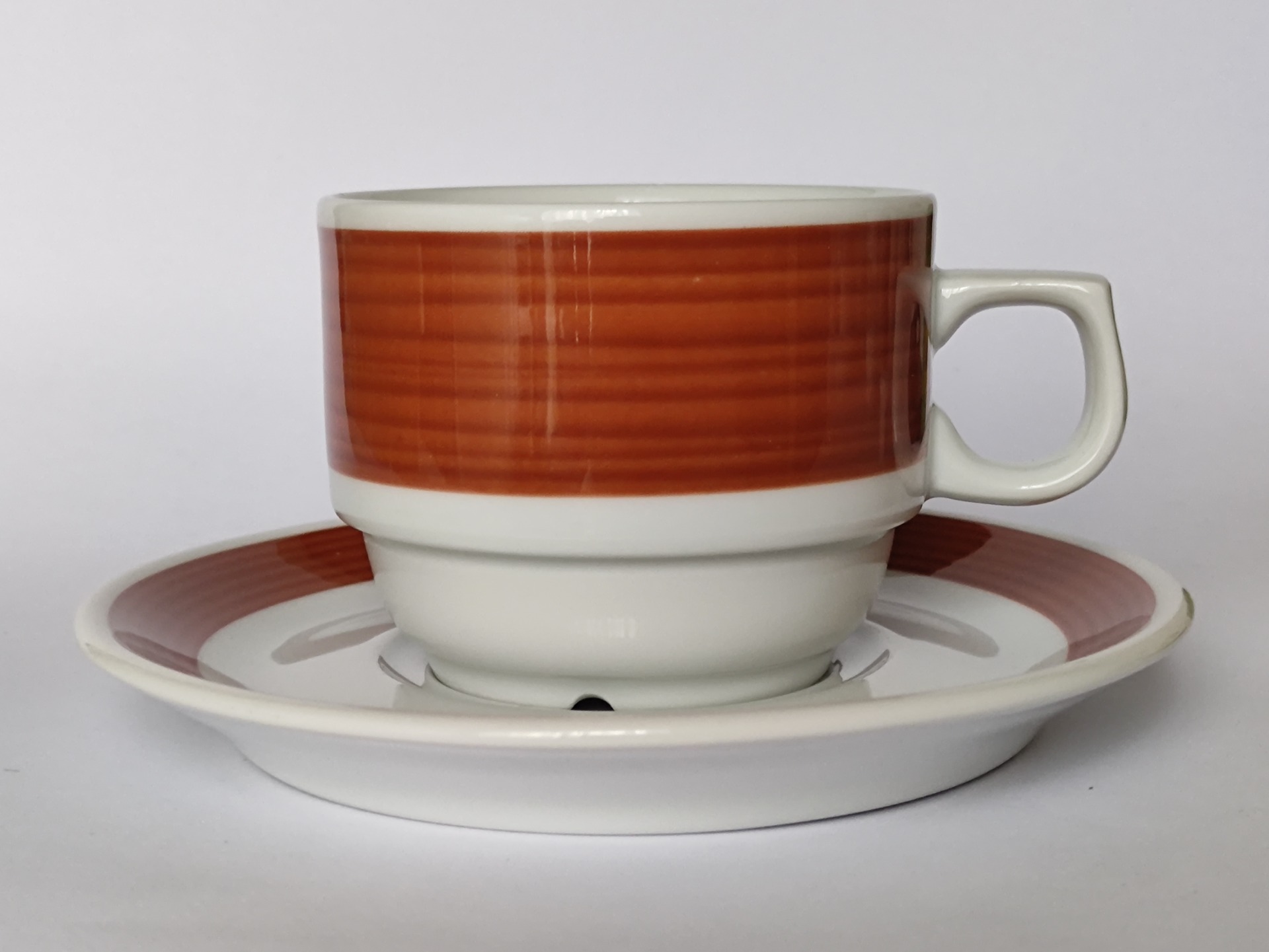 Gastro šálek s hnědým pruhem, Dvory