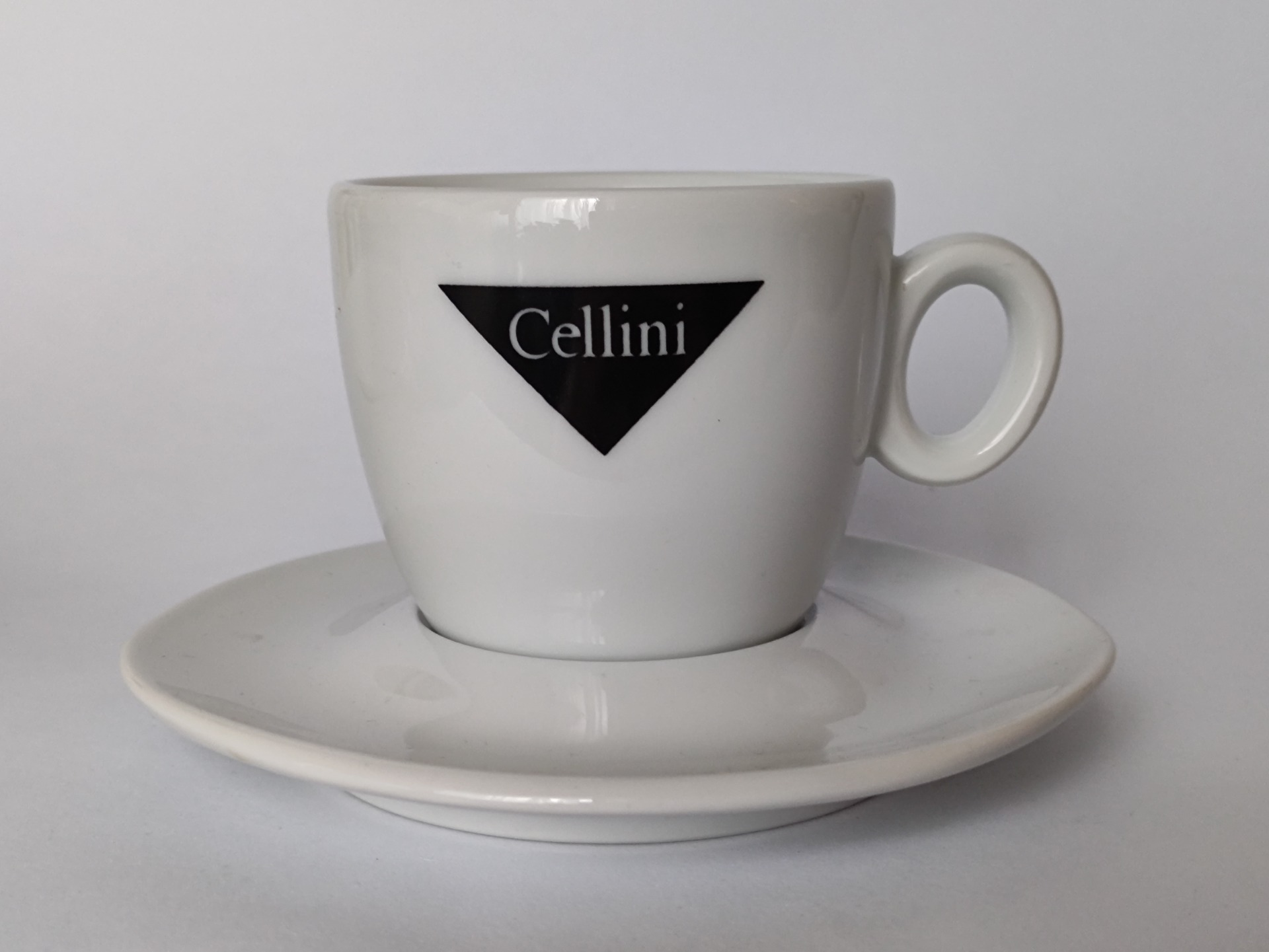 Šálek Cellini Caffé s atypickým podšálkem