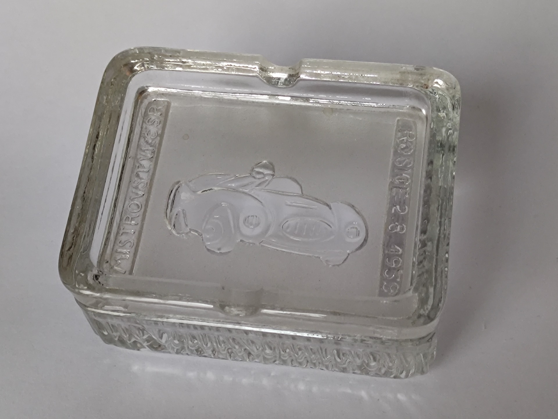 Skleněný popelník – dóza, Mistrovství ČSR Rosice 1959, reliéf závodního auta