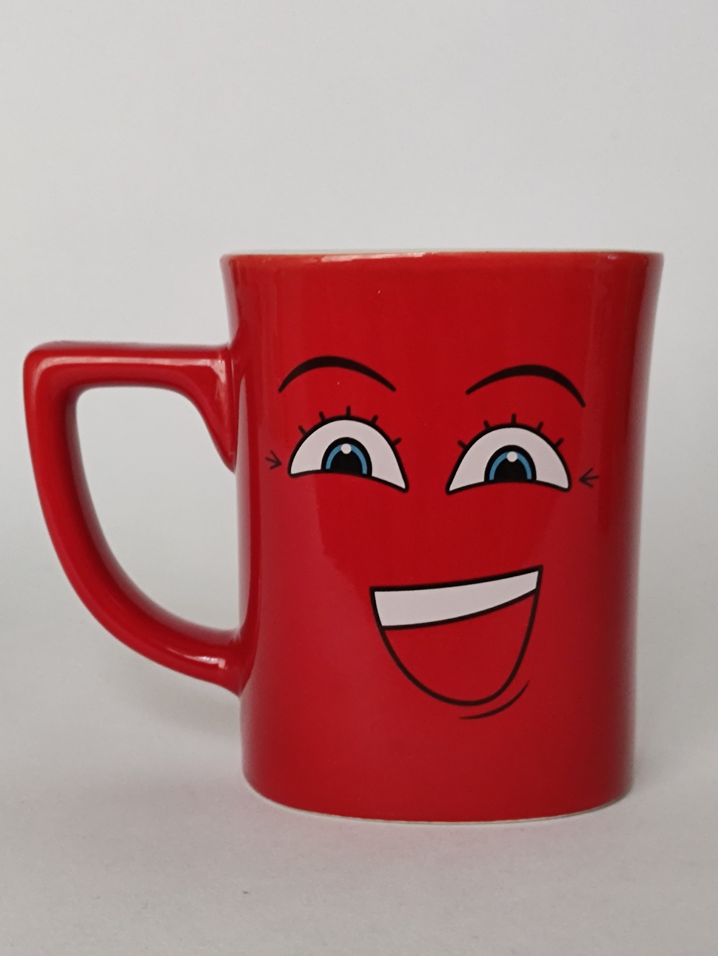 Červený hrnek Nescafé s obličejem