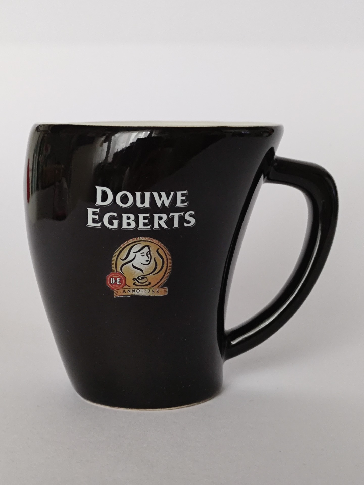 Černý hrnek Douwe Egberts