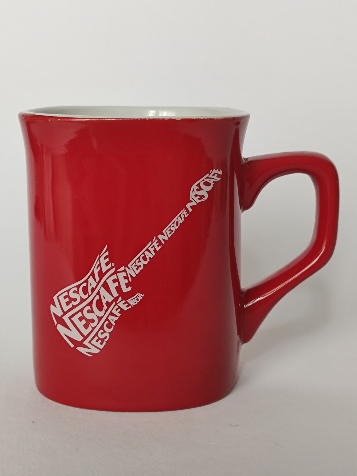 Červený hrnek Nescafé Café Rock