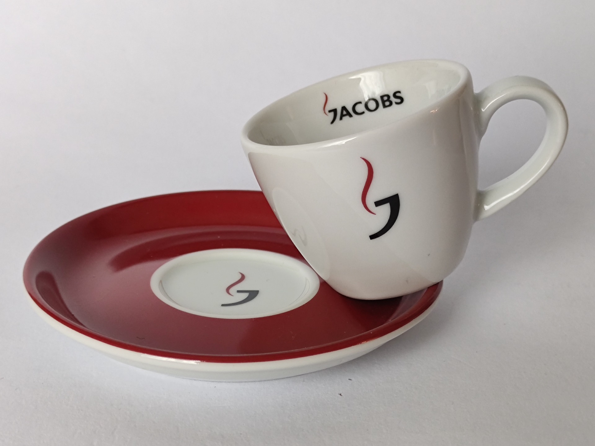 Reklamní šálek Jacobs s kontrastním podšálkem 